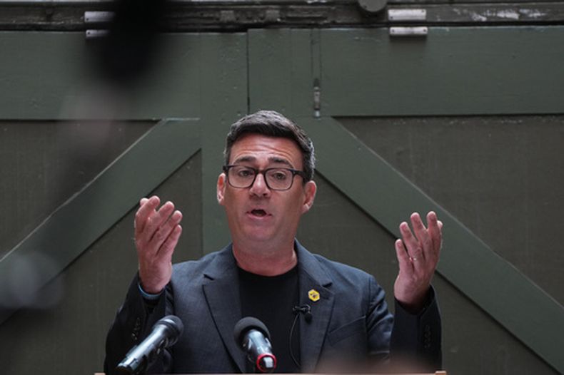 Andy Burnham, del Partido Laborista, pronuncia un discurso en el Museo de Historia del Pueblo en Manchester, Inglaterra, el lunes 29 de junio de 2026. (Foto AP/Alastair Grant)
