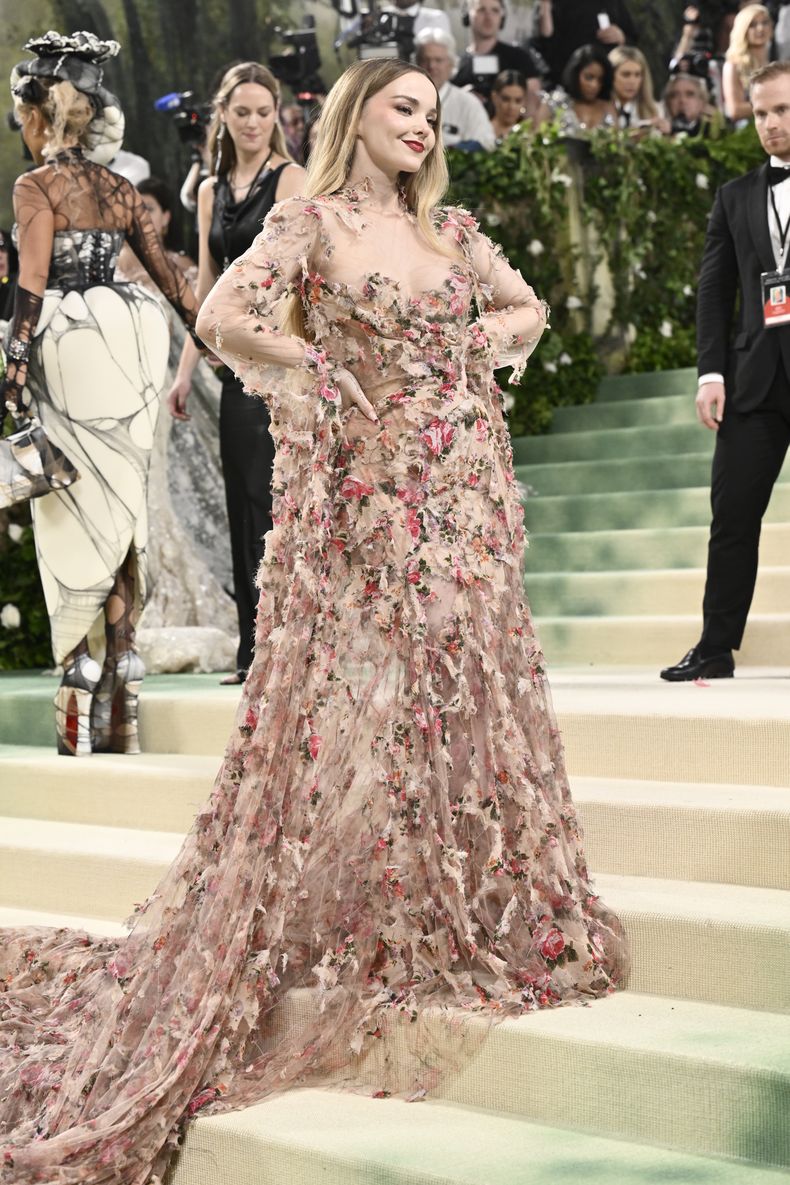 Dove Cameron llega a la gala benéfica del Instituto del Vestido del Museo Metropolitano de Arte para celebrar la inauguración de la exposición Sleeping Beauties: Reawakening Fashion el lunes 6 de mayo de 2024, en Nueva York. (Foto Evan Agostini/Invision/AP)