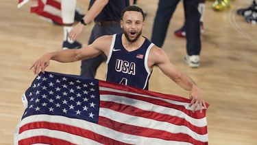 El estadounidense Stephen Curry (4) tras ganar la medalla de oro del baloncesto masculino de los Juegos Olímpicos con una victoria ante Francia, el sábado 10 de agosto de 2024. (AP Foto/Michael Conroy)