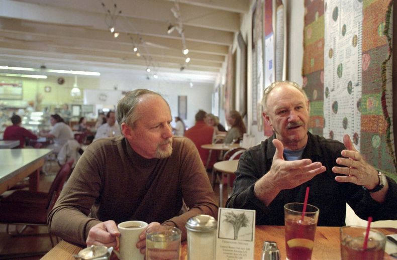 ARCHIVO - Gene Hackman, a la derecha, y su viejo amigo Daniel Lenihan, hablan sobre su nuevo libro, Wake of the Perdido Star, el 19 de noviembre de 1999, en Cloudclift Bakery, la cafetería donde soñaron por primera vez con su historia de aventuras, en Santa Fe, Nuevo México. (Foto AP/Sarah Martone, archivo)