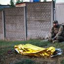 Un paramédico mira hacia el cadáver de una mujer muerta en un ataque ruso a un vecindario residencial en Zaporiyia, Ucrania, el 26 de septiembre de 2026. (AP Foto/Kateryna Klochko)