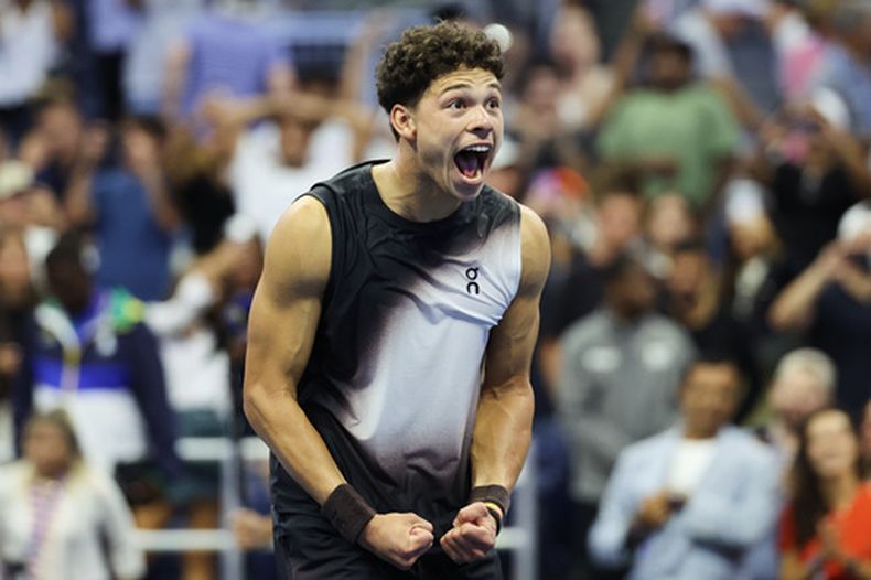 El tenista estadounidense Ben Shelton celebra tras vencer al español Carlos Alcaraz en los cuartos de final del torneo de tenis Abierto de Estados Unidos, el miércoles 9 de septiembre de 2026, en Nueva York. (Foto AP/Heather Khalifa)