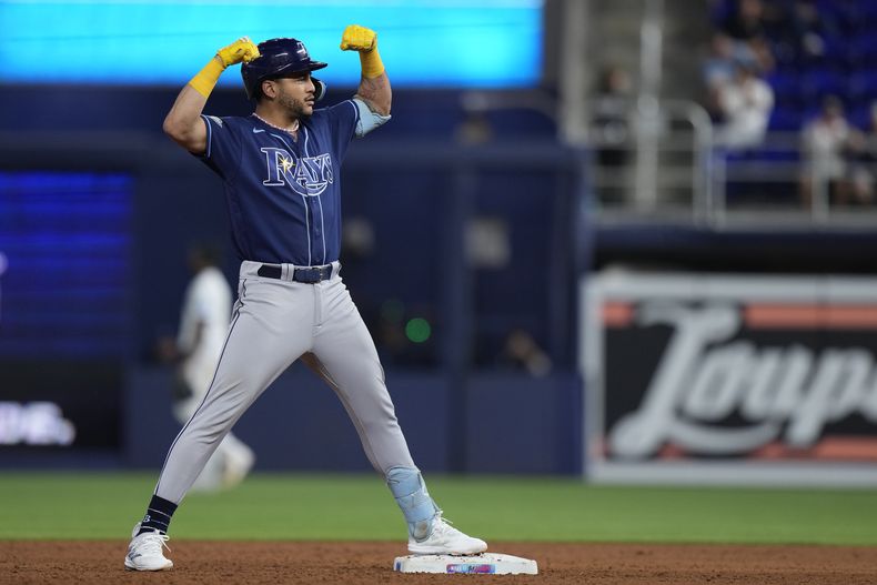El dominicano José Siri, de los Rays de Tampa Bay, festeja luego de batear un doble productor en el juego del martes 29 de agosto de 2023, ante los Marlins de Miami (AP Foto/Wilfredo Lee)