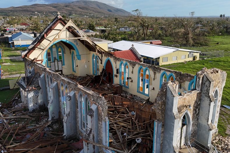 En la imagen, los daños causados por el huracán Melissa en la iglesia de Lacovia Tombstone, en Jamaica, el 29 de octubre de 2025. (AP Foto/Matías Delacroix)