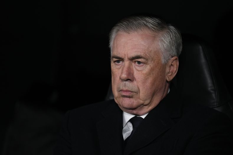 Carlo Ancelotti, técnico del Real Madrid, espera el inicio de un partido de la Liga de Campeones ante Leipzig, el miércoles 6 de marzo de 2024 (AP Foto/Manu Fernández)