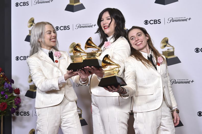 Phoebe Bridgers, de izquierda a derecha, Lucy Dacus, y Julien Baker de boygenius posan en la sala de prensa con los premios a mejor interpretación de rock y mejor canción de rock por Not Strong Enough y el premio a mejor álbum de música alternativa por The Record en la 66a entrega anual de los Premios Grammy el domingo 4 de febrero de 2024, en Los Ángeles. (Foto Richard Shotwell/Invision/AP)