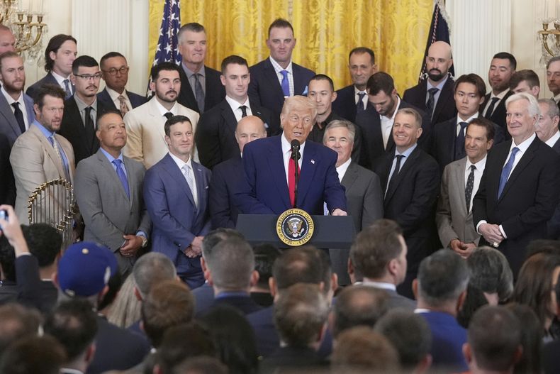 El presidente Donald Trump habla en la ceremonia para honrar a los Dodgers de Los Ángeles, campeones de la Serie Mundial en la Casa Blanca el lunes 7 de abril del 2025. (AP Foto/Mark Schiefelbein)