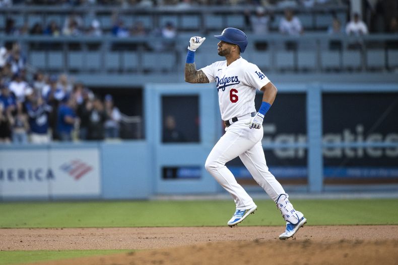 El venezolano David Peralta, de los Dodgers de Los Ángeles, recorre las bases luego de conectar un jonrón ante los Medias Blancas de Chicago, el martes 13 de junio de 2023 (AP Foto/Kyusung Gong)