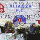 En la foto del lunes 22 de mayo de 2023 se aprecia un altar erigido por los aficionados al fútbol que perecieron en el Estadio Cuscatlán de San Salvador. La Fiscalía presentó acusación formal el miércoles 5 de mayo de 2023 contra el presidente del club Alianza y otros directivos del equipo de fútbol por la estampida que dejó nueve muertos. (AP Foto/Salvador Meléndez)