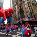 Manipuladores de globos guían el globo de Spider Man cerca del Radio City Music Hall durante el Desfile del Día de Acción de Gracias de Macys, el jueves 27 de noviembre de 2025, en Nueva York. (Foto AP/Eduardo Munoz Alvarez)