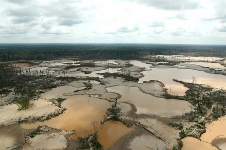 ARCHIVO - Selva peruana devastada por mineros de oro puede apreciarse desde el aire el 5 de marzo de 2019, en Madre de Dios, Perú. (Guadalupe Pardo/Foto compartida vía AP, archivo)