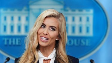 La secretaria de prensa de la Casa Blanca Katie Zacharia habla con reporteros en la sala de prensa de la Casa Blanca en Washington, el 13 de octubre del 2026. (AP foto/Julia Demaree Nikhinson)