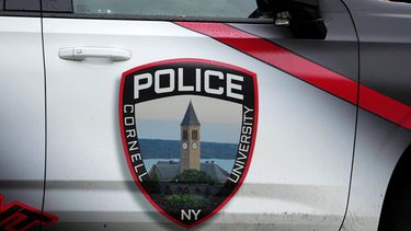 Una patrulla de la policía de la Universidad de Cornell en el campus de esa institución en Ithaca, Nueva York, el 1 de octubre del 2026. (AP foto/Matt Rourke)