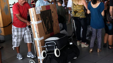 americateve | El régimen de los Castro impondrá en septiembre más límites al ingreso de bienes de uso personal, equipos electrodomésticos, informáticos o de comunicación