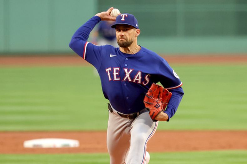 Nathan Eovaldi, de los Rangers de Texas, lanza durante la primera entrada del juego de béisbol de Grandes Ligas ante los Medias Rojas de Boston, el domingo 14 de junio de 2026, en Boston. (AP Foto/Mark Stockwell)