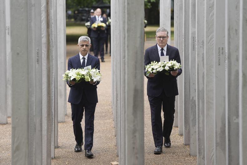 El alcalde de Londres, Sadiq Khan, a la izquierda, y el primer ministro británico, Keir Starmer colocan una ofrenda floral en el monumento de recuerdo por los ataques del 7 de julio de 2005 en Hyde Park, Londres, el 7 de julio de 2025. (Stefan Rousseau/PA via AP)