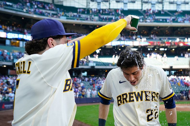 Garrett Mitchell, de los Cerveceros de Milwaukee (izquierda), empapa a Christian Yelich (22) tras vencer a los Cardenales de San Luis en un partido de béisbol el miércoles 27 de mayo de 2026, en Milwaukee. (Foto AP/Kayla Wolf)