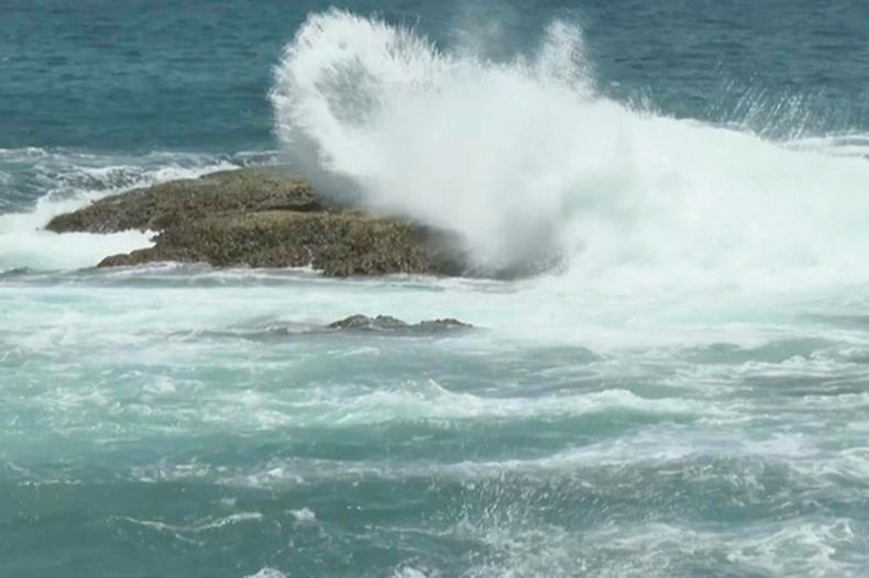 En esta imagen, extraída de un video, se observan olas rompiendo contra las rocas antes del paso del tifón Bavi a lo largo de la costa de Keelung, el jueves 9 de julio de 2026, en el norte de Taiwán. (AP Foto/Taijing Wu)