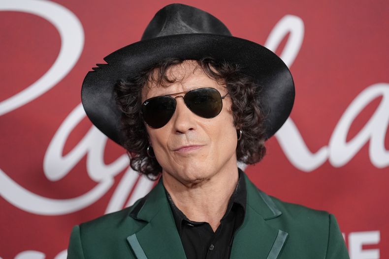 Enrique Bunbury llega a la ceremonia de entrega del premio Persona del Año de la 26ª edición de los Latin Grammys el miércoles 12 de noviembre de 2025 en Mandalay Bay en Las Vegas. (Foto AP/Chris Pizzello)