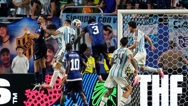 Cristian Romero, de Argentina, remata junto a Diney Borges, de Cabo Verde, en el encuentro de dieciseisavos de final de la Copa del Mundo, disputado el viernes 3 de julio de 2026 en Miami Gardens, Florida (AP Foto/George Walker IV)