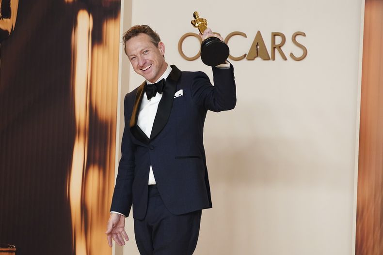Lol Crawley, ganador del Oscar en cinematografía por The Brutalist, posa en la sala de prensa de los premios el domingo 2 de marzo de 2025 en el Teatro Dolby de Los Ángeles. (Foto, Jordan Strauss/Invision/AP)
