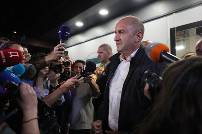 El expresidente búlgaro Rumen Radev habla con periodistas tras el cierre de las urnas en las elecciones del domingo, en Sofía, Bulgaria, el 19 de abril de 2026. (Foto AP/Valentina Petrova)