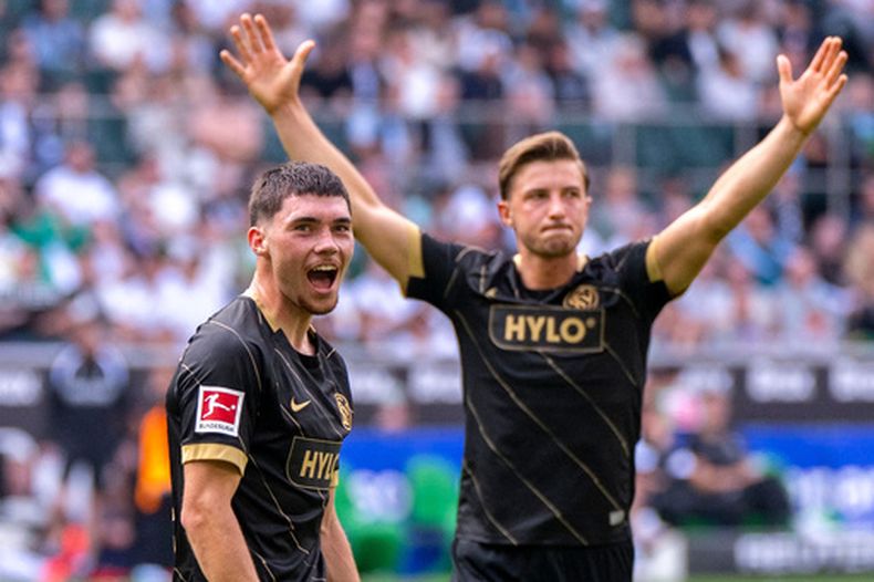 El centrocampista del Elversberg, Felix Keidel (izquierda), celebra la anotación de un gol con su compañero Lukas Petkov durante el partido de fútbol de la Bundesliga entre el Borussia Mönchengladbach y el SV Elversberg en Mönchengladbach, Alemania, el sábado 5 de septiembre de 2026. (David Inderlied/dpa vía AP)