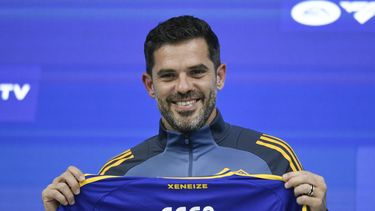 Fernando Gago posa con la casaca de Boca Juniors durante su presentación como nuevo entrenador del equipo en Buenos Aires, Argentina. Lunes 14 de octubre de 2024. (AP Foto/Gustavo Garello)