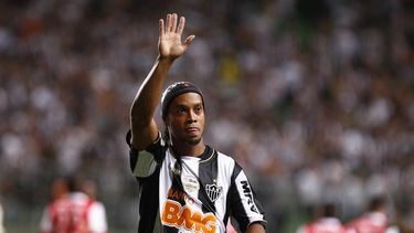 americateve | Ronaldinho, del Atl&eacute;tico Mineiro de Brasil, saluda a los espectadores antes del partido frente a Independiente Santa Fe de Colombia, por la copa Libertadores, el mi&eacute;rcoles 26 de febrero de 2014 (AP Foto/Bruno Magalhaes)