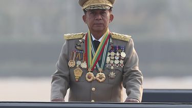 ARCHIVO - El general Min Aung Hlaing, jefe del consejo militar, inspecciona un desfile por el 78vo día de las Fuerzas Armadas en Naipyidó, Myanmar, el 27 de marzo de 2023. El consejo militar que gobierna Myanmar anunció el miércoles 3 de mayo de 2023 que liberaría a más de 2.100 presos políticos como gesto humanitario. (AP Foto/Aung Shine Oo, Archivo)