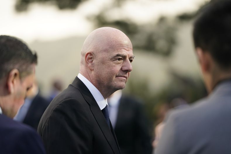 El presidente de la FIFA Gianni Infantino conversa con periodistas previo a la presentación del logo del Mundial de 2026, en Los Ángeles, el miércoles 17 de mayo de 2023. (AP Foto/Jae C. Hong)