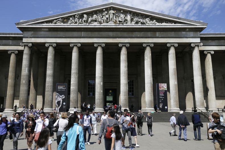 ARCHIVO - Visitantes caminan afuera del Museo Británico en Bloomsbury, Londres, el viernes 26 de junio de 2015. (Foto AP/Tim Ireland, archivo)