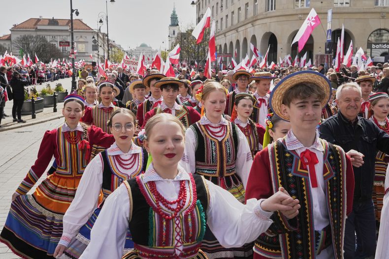Un grupo de polacos bailan la Polonesa en una manifestación patriótica para celebrar los 1.000 años desde la coronación del primer rey polaco, el sábado 12 de abril de 2025, en Varsovia, Polonia. (AP Foto/Czarek Sokolowski)