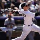 Novato batea su 1er pitcheo en MLB, de foul hacia su familia