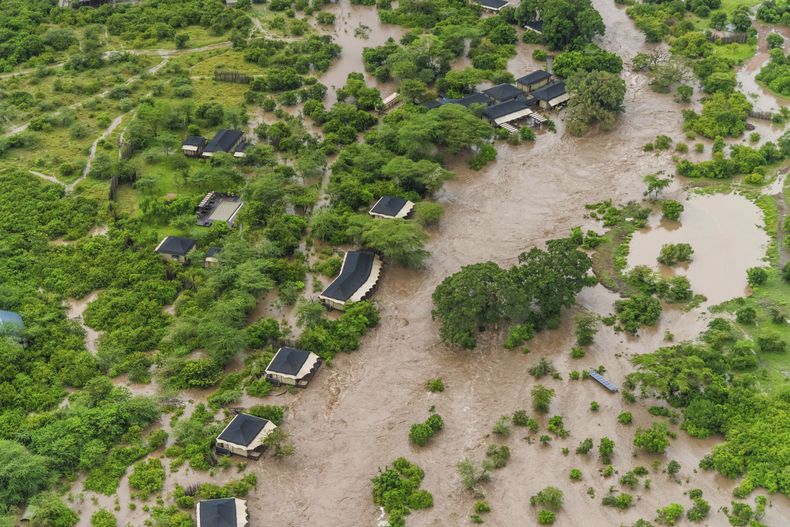 Vista aérea de la Reserva Nacional Masai Mara inundada por las lluvias, que dejó a decenas de turistas varados en el condado Narok, en Kenia, el miércoles 1 de mayo de 2024. Foto AP/Bobby Neptuno)