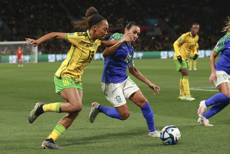 Marta, derecha, de Brasil, compite por el control del balón frente a Tiernny Wiltshire, de Jamaica, durante la Copa del Mundo Femenina, en partido del Grupo F entre Brasil y Jamaica, en Melbourne, Australia, el miércoles 2 de agosto de 2023. (AP Foto/Hamish Blair)