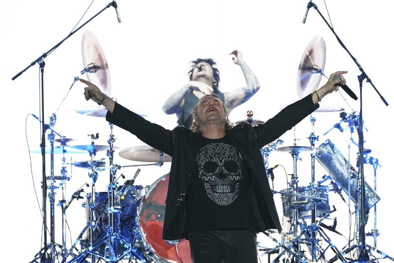 Fher Olvera, cantante de la banda mexicana de pop rock Maná durante su concierto en el Foro Sol de la Ciudad de México el 12 de noviembre de 2022. Al fondo se ve el baterista Alex González. Maná donará una porción de las entradas de sus conciertos en Estados Unidos a organizaciones que apoyan a latinos como parte de su gira México Lindo y Querido. (Foto AP/Marco Ugarte, archivo)