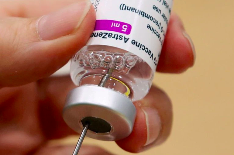 La Universidad de Oxford dijo que actualizará rápidamente su vacuna si fuera necesario para contrarrestar la variante Ómicron