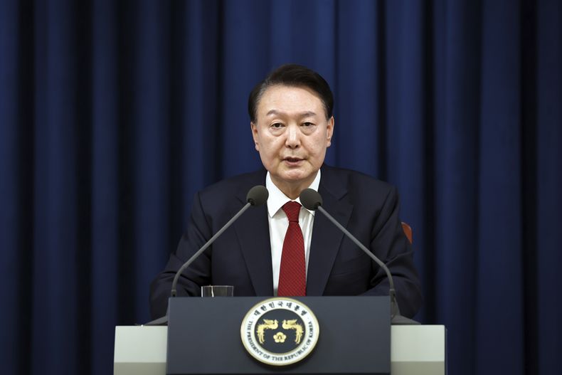 esta foto, proporcionada por la Oficina Presidencial de Corea del Sur, el presidente surcoreano, Yoon Suk Yeol, habla en una rueda de prensa de la oficina presidencial en Seúl, Corea del Sur, el martes 2 de diciembre de 2024. (Ministerio de Unificación de Corea del Sur vía AP).