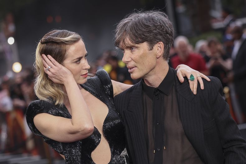 Emily Blunt, izquierda, y Cillian Murphy posan al llegar al estreno de la película Oppenheimer el jueves 13 de julio de 2023 en Londres. (Vianney Le Caer/Invision/AP)