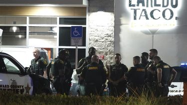 Agentes de la policía del condado Broward revisan la escena de un tiroteo en Dania Beach, Florida, el viernes 5 de mayo de 2023. (Joe Cavaretta/South Florida Sun-Sentinel via AP)