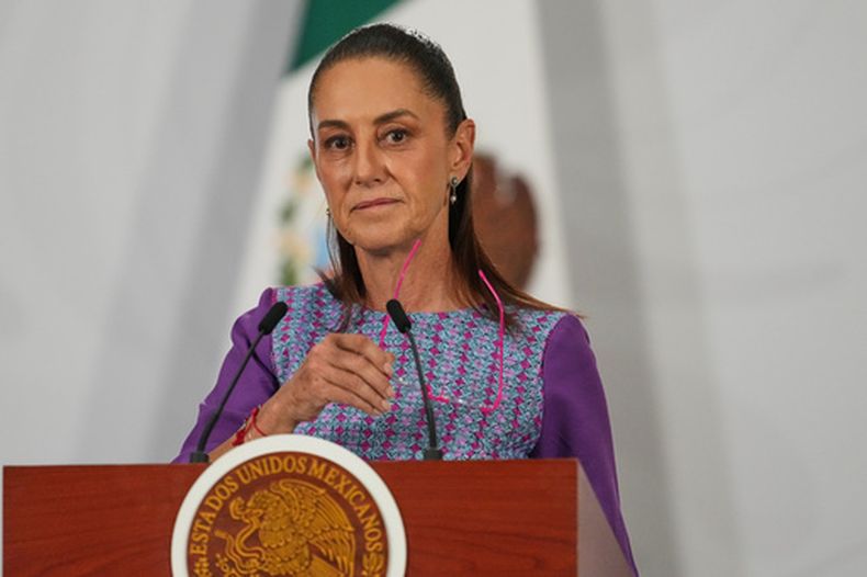 La presidenta Claudia Sheinbaum ofrece su conferencia de prensa matutina diaria en el Palacio Nacional, el jueves 30 de abril de 2026, en Ciudad de México. (AP Foto/Fernando Llano)