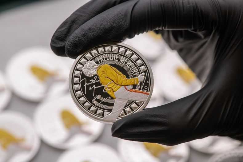 Esta fotografía, proporcionada por la Casa Real de Moneda el 15 de noviembre de 2025, muestra una moneda del Reino Unido para celebrar a uno de los más grandes artistas de todos los tiempos, Freddie Mercury. (Royal Mint via AP)