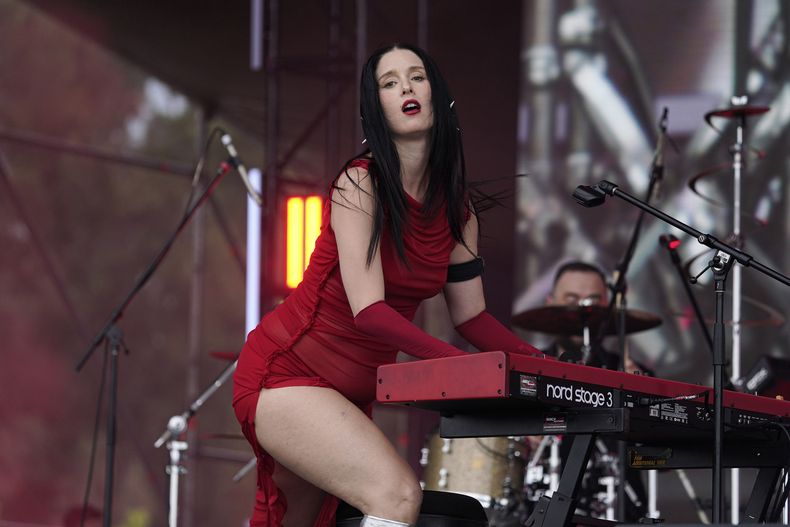 La cantautora chilena Francisca Valenzuela durante su concierto en el festival HERA HSBC en la Ciudad de México el sábado 24 de agosto de 2024. (Foto AP/Aurea Del Rosario)
