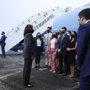 Investigan síndrome habana en demora de gira de Harris