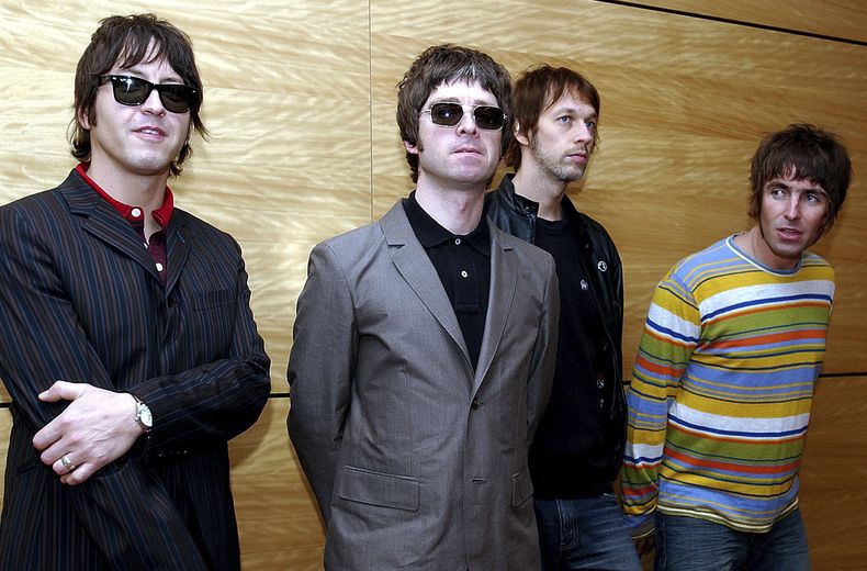 ARCHIVO - Los miembros de la banda de rock británica Oasis posan para fotos antes de un concierto en Hong Kong, el 25 de febrero de 2006. De izquierda a derecha: Gem Archer, Noel Gallagher, Andy Bell y Liam Gallagher. (Foto AP/Lo Sai Hung)
