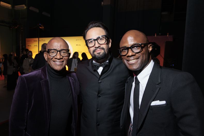 Lebo M, Lin-Manuel Miranda y Barry Jenkins asisten al estreno de Mufasa, El Rey León el lunes 9 de diciembre de 2024 en el Teatro Dolby de Los Ángeles. (Foto Alex J. Berliner/ABImages) vía AP Images