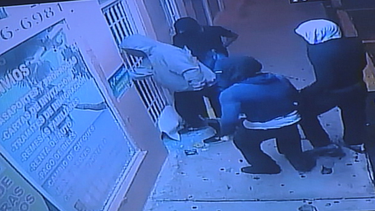 captado en camara: banda de ladrones roba miles de dolares en electronicos en tienda de celulares