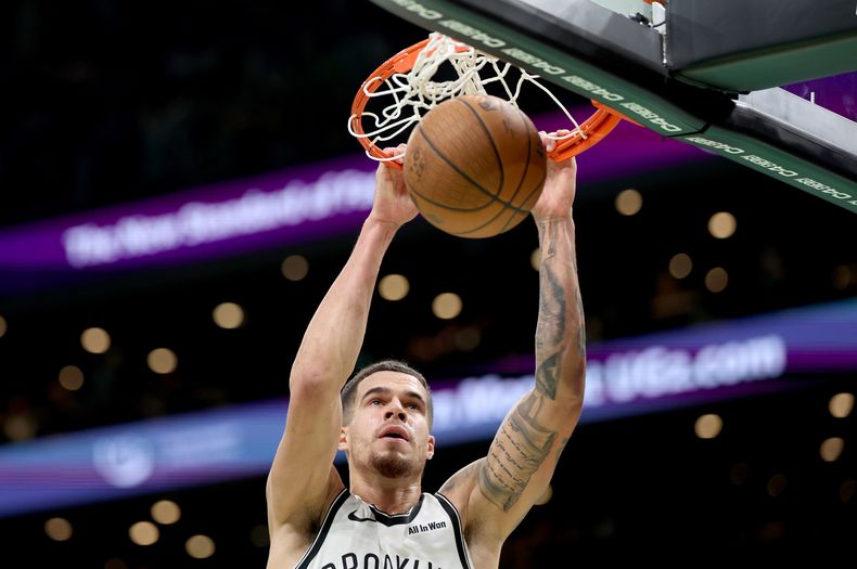 Michael Porter Jr., alero de los Nets de Brooklyn, realiza una clavada durante el partido del viernes 21 de noviembre de 2025, ante los Celtics de Boston (AP Foto/Mark Stockwell)