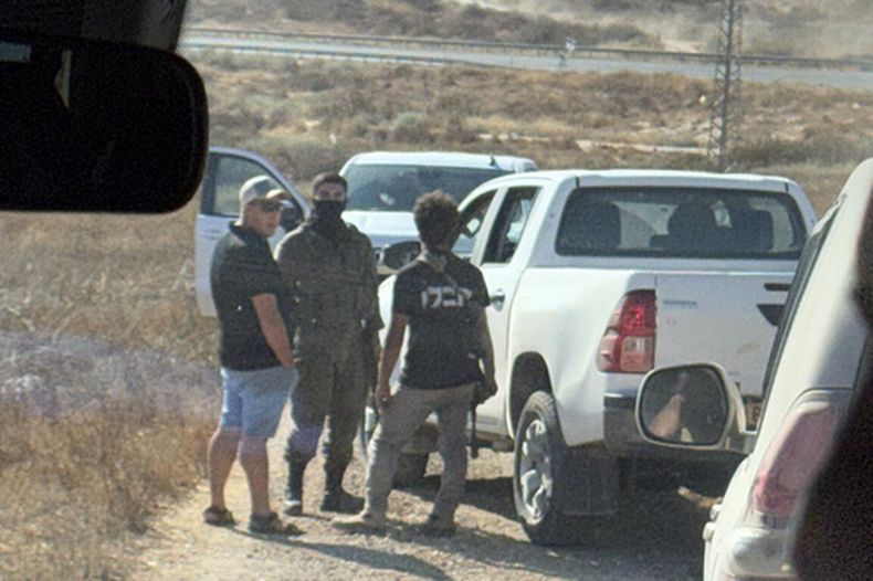 En la imagen, proporcionada por Cameron Kasky, varios hombres armados bloquean el camino e impiden el paso a vehículos en los que iban el representante estadounidense Ro Khanna y su delegación, cerca del poblado de Khirbet Zanuta en Cisjordania, el miércoles 8 de julio de 2026. (Cameron Kasky vía AP)